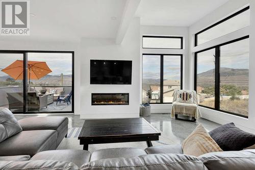 887 Fernie Road, Kamloops, BC - Indoor Photo Showing Living Room With Fireplace