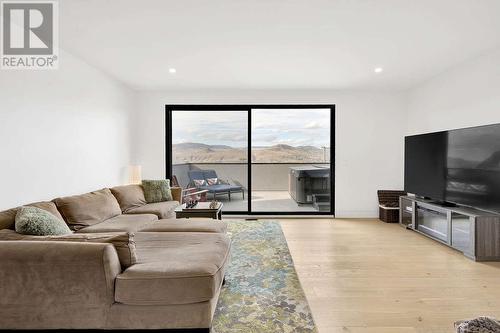 887 Fernie Road, Kamloops, BC - Indoor Photo Showing Living Room