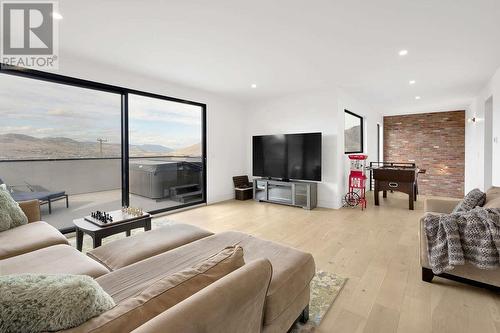 887 Fernie Road, Kamloops, BC - Indoor Photo Showing Living Room