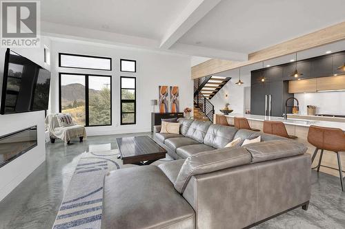 887 Fernie Road, Kamloops, BC - Indoor Photo Showing Living Room With Fireplace