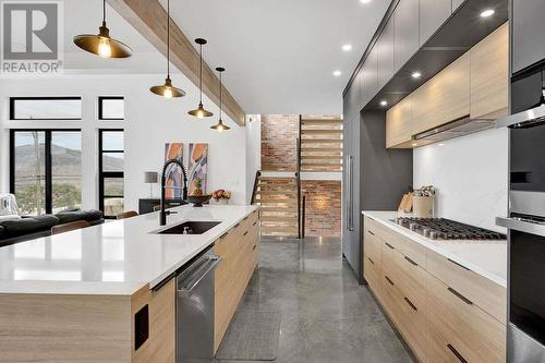 887 Fernie Road, Kamloops, BC - Indoor Photo Showing Kitchen With Upgraded Kitchen