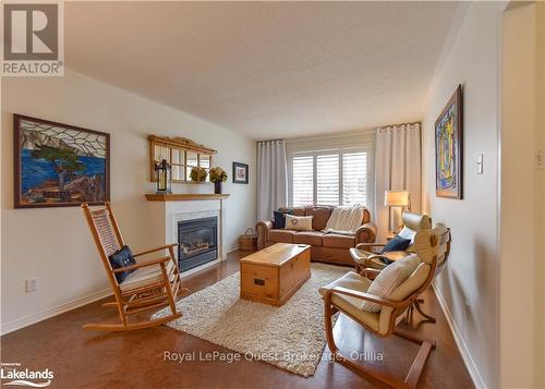 472 Ferndale Drive N, Barrie (Northwest), ON - Indoor Photo Showing Living Room With Fireplace