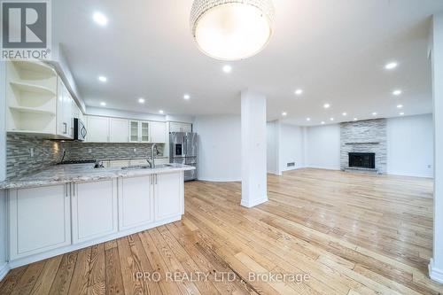 117 Devonsleigh Boulevard, Richmond Hill, ON - Indoor Photo Showing Kitchen