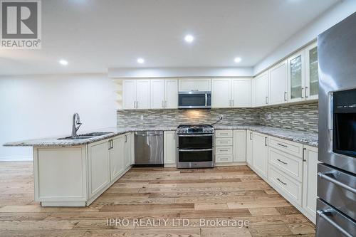 117 Devonsleigh Boulevard, Richmond Hill, ON - Indoor Photo Showing Kitchen With Double Sink With Upgraded Kitchen