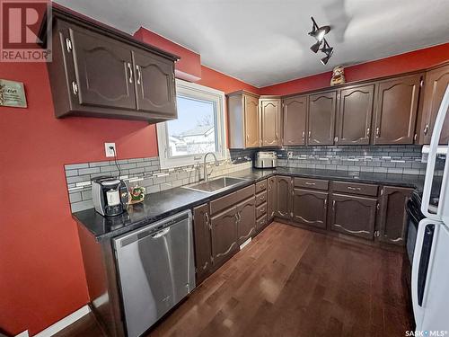 417 Central Avenue S, Swift Current, SK - Indoor Photo Showing Kitchen