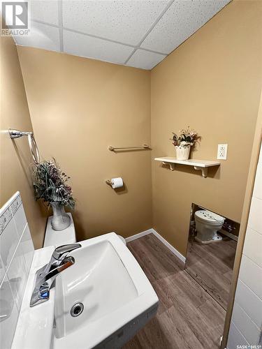 417 Central Avenue S, Swift Current, SK - Indoor Photo Showing Bathroom