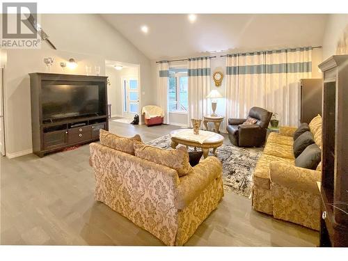 1496 Drummond School Road, Lanark, ON - Indoor Photo Showing Living Room