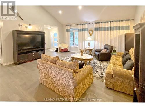 1496 Drummond School Road, Drummond/North Elmsley, ON - Indoor Photo Showing Living Room