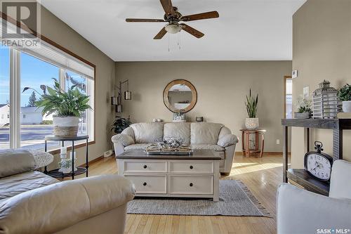 226 5Th Avenue E, Gravelbourg, SK - Indoor Photo Showing Living Room