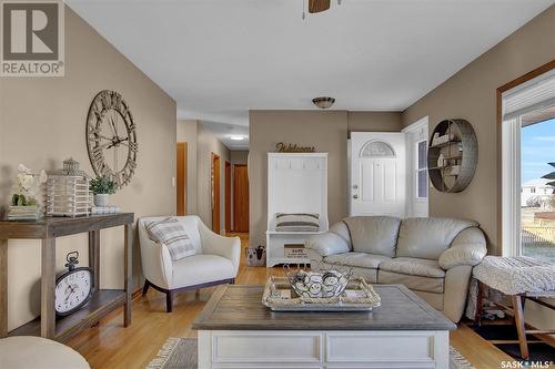 226 5Th Avenue E, Gravelbourg, SK - Indoor Photo Showing Living Room