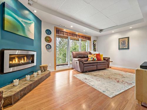 Salon - 658 Ch. Du Val-Des-Monts, Saint-Adolphe-D'Howard, QC - Indoor Photo Showing Living Room With Fireplace