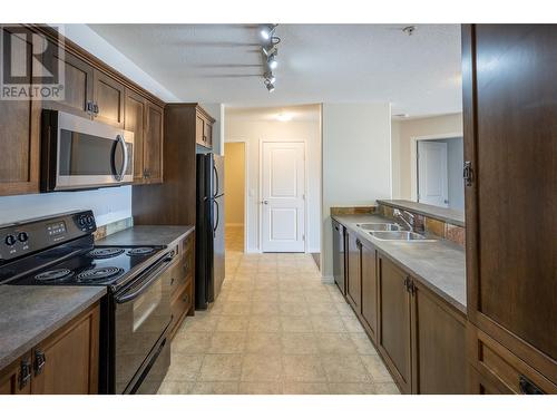 4874 Stanley Street Unit# 106, Radium Hot Springs, BC - Indoor Photo Showing Kitchen With Double Sink