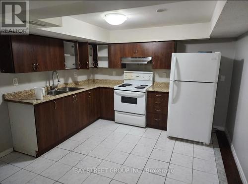 24 St Mark Place, Brampton, ON - Indoor Photo Showing Kitchen With Double Sink