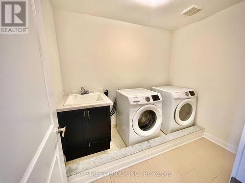 124 Anchusa Drive, Richmond Hill, ON - Indoor Photo Showing Laundry Room