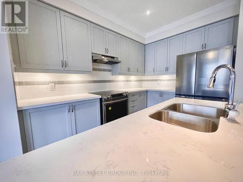 124 Anchusa Drive, Richmond Hill, ON - Indoor Photo Showing Kitchen With Double Sink