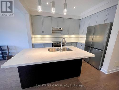 124 Anchusa Drive, Richmond Hill, ON - Indoor Photo Showing Kitchen With Double Sink With Upgraded Kitchen