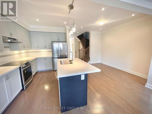 124 Anchusa Drive, Richmond Hill, ON - Indoor Photo Showing Kitchen With Double Sink With Upgraded Kitchen