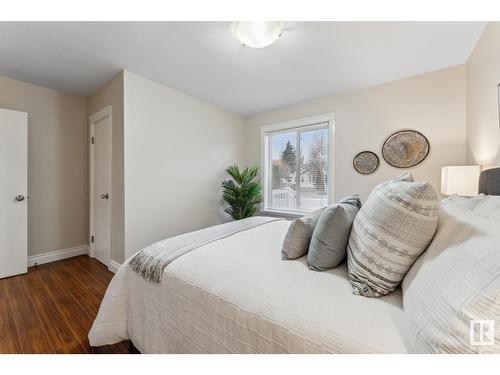 11343 54 St Nw, Edmonton, AB - Indoor Photo Showing Bedroom