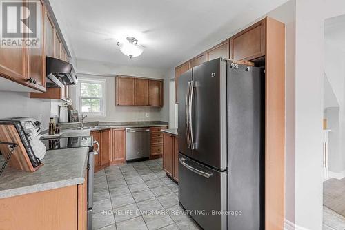 25 Beaumaris Crescent, Whitby, ON - Indoor Photo Showing Kitchen