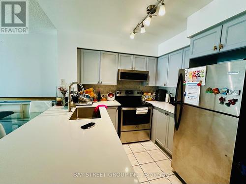 1909 - 18 Spring Garden Avenue, Toronto, ON - Indoor Photo Showing Kitchen