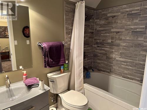 Iroquois Lake, Saskatchewan - Indoor Photo Showing Bathroom