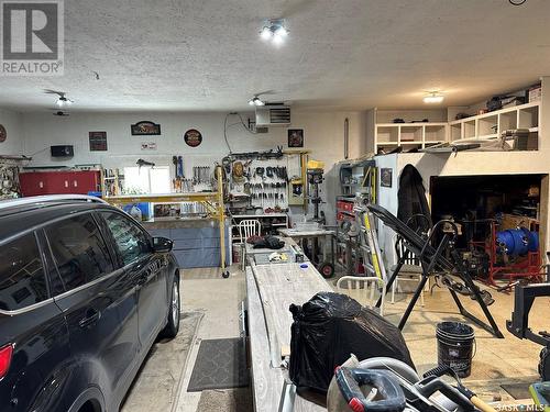 Iroquois Lake, Saskatchewan - Indoor Photo Showing Garage