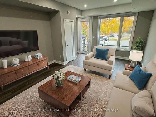 6-3472 Widdicombe Way, Mississauga, ON - Indoor Photo Showing Living Room