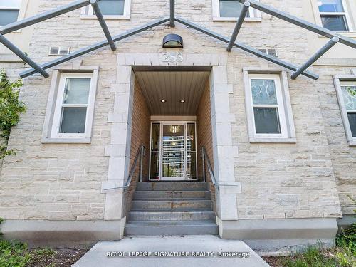 101-253 Lester St, Waterloo, ON - Outdoor