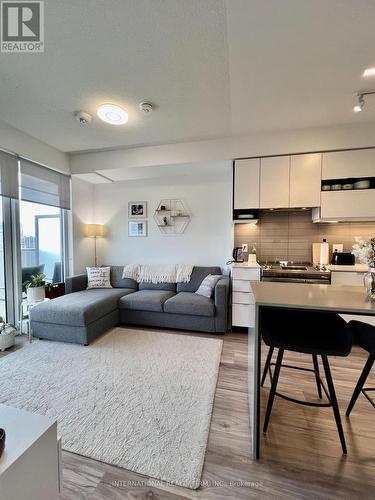 2605 - 4065 Confederation Parkway, Mississauga, ON - Indoor Photo Showing Living Room