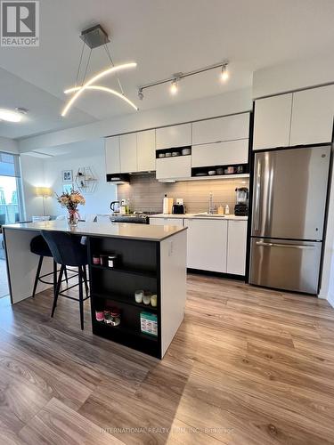 2605 - 4065 Confederation Parkway, Mississauga, ON - Indoor Photo Showing Kitchen