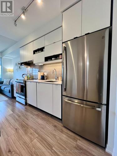 2605 - 4065 Confederation Parkway, Mississauga, ON - Indoor Photo Showing Kitchen With Stainless Steel Kitchen