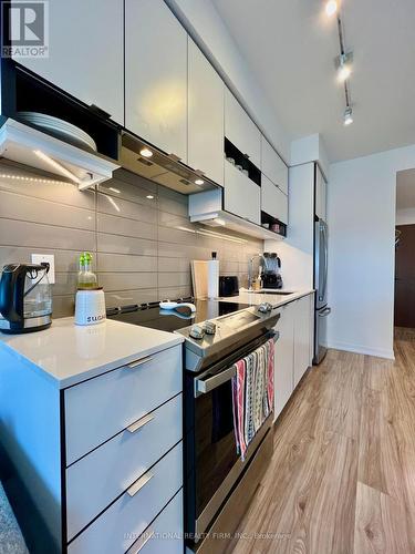 2605 - 4065 Confederation Parkway, Mississauga, ON - Indoor Photo Showing Kitchen