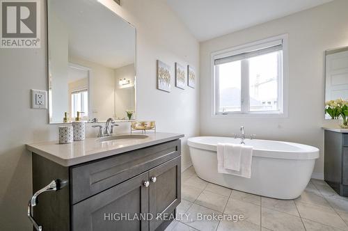 276 Harold Dent Trail, Oakville, ON - Indoor Photo Showing Bathroom