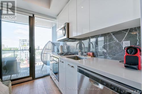 802 - 458 Richmond Street W, Toronto, ON - Indoor Photo Showing Kitchen With Upgraded Kitchen