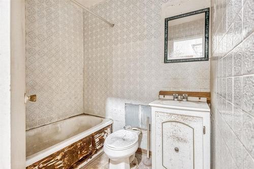 368 Redwood Avenue, Winnipeg, MB - Indoor Photo Showing Bathroom