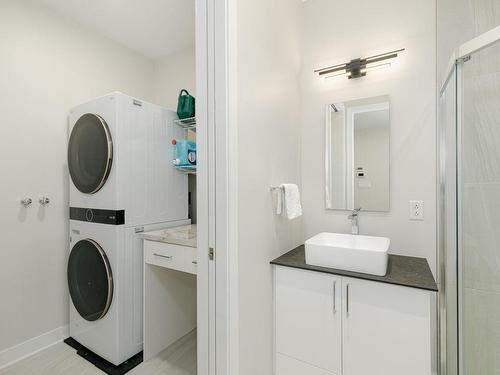 Bathroom - 201-32 Rue De Boigne, Blainville, QC - Indoor Photo Showing Laundry Room