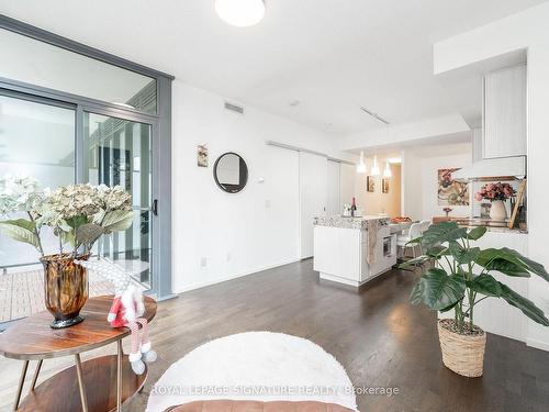 617-101 Charles St E, Toronto, ON - Indoor Photo Showing Living Room