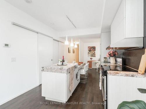 617-101 Charles St E, Toronto, ON - Indoor Photo Showing Kitchen