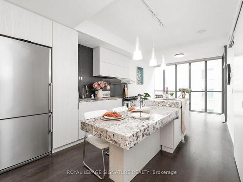 617-101 Charles St E, Toronto, ON - Indoor Photo Showing Kitchen