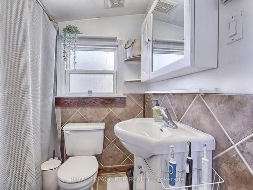 1066 Wood St, Innisfil, ON - Indoor Photo Showing Bathroom