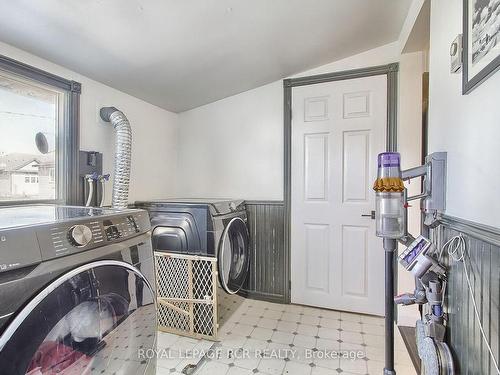 1066 Wood St, Innisfil, ON - Indoor Photo Showing Laundry Room