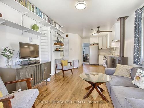 1066 Wood St, Innisfil, ON - Indoor Photo Showing Living Room