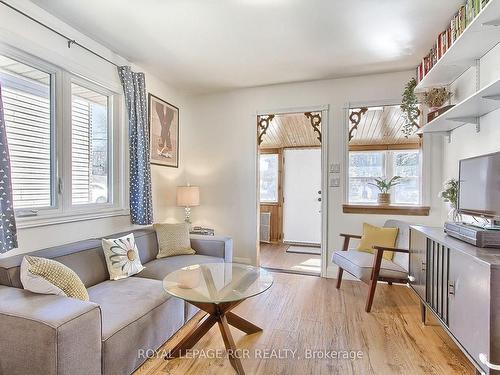 1066 Wood St, Innisfil, ON - Indoor Photo Showing Living Room