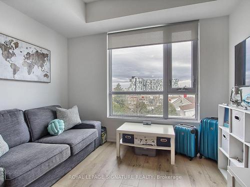 309-1800 Simcoe St N, Oshawa, ON - Indoor Photo Showing Living Room