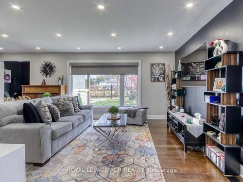 6669 20Th Sdrd, Essa, ON - Indoor Photo Showing Living Room