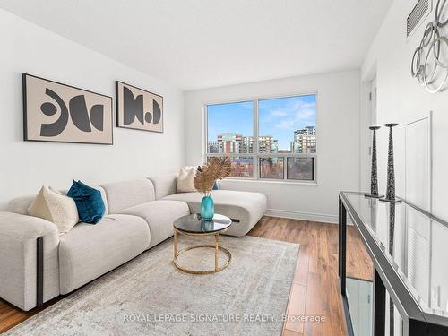 818-39 Galleria Pkwy, Markham, ON - Indoor Photo Showing Living Room