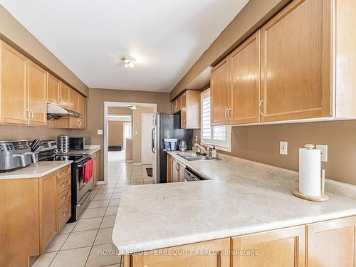 71-525 Novo Star Dr, Mississauga, ON - Indoor Photo Showing Kitchen With Double Sink