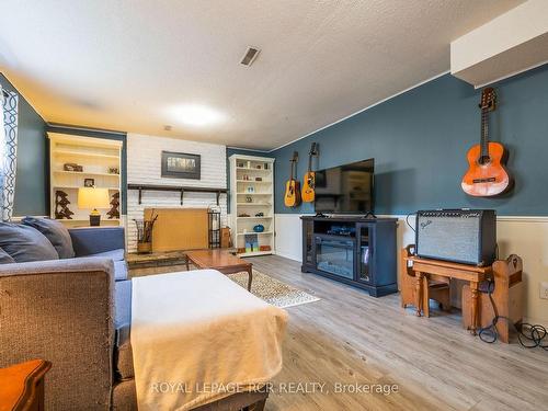 99 Blind Line, Orangeville, ON - Indoor Photo Showing Living Room