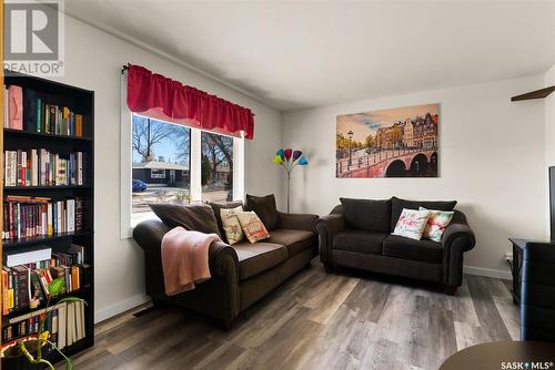 332 Royal Street, Regina, SK - Indoor Photo Showing Living Room