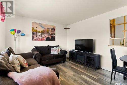 332 Royal Street, Regina, SK - Indoor Photo Showing Living Room